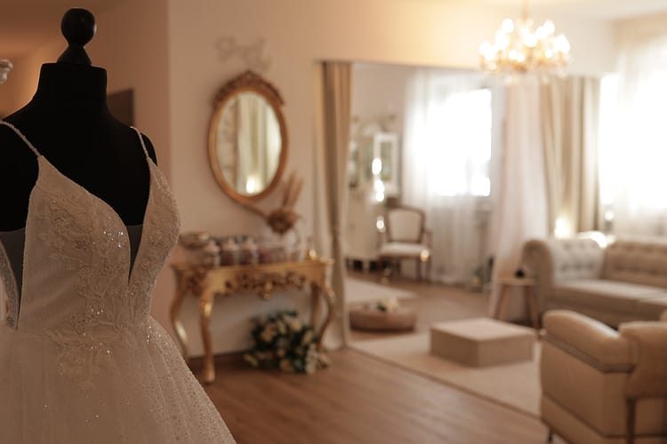 Hochzeitswohnzimmer by Carolin Amerling  - Brautkleider Schnäppchen ab 299€ in Overath bei Köln und Bonn